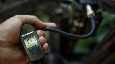  Pumpe Bontrager Dämpferpumpe mit Digitalanzeige Bl Produktbild 4