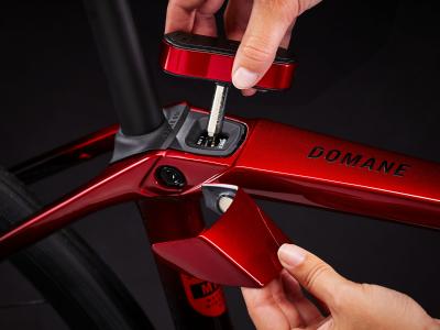 Trek Domane SLR 6 62 Metallic Red Smoke to Red Carbon S Produktbild 8