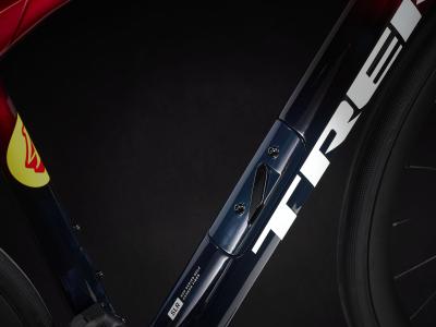 Trek Domane SLR 6 AXS 62 Metallic Red Smoke to Blue Smo Produktbild 15