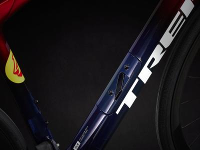Trek Domane SLR 9 eTap 50 Metallic Red Smoke to Blue Sm Produktbild 15