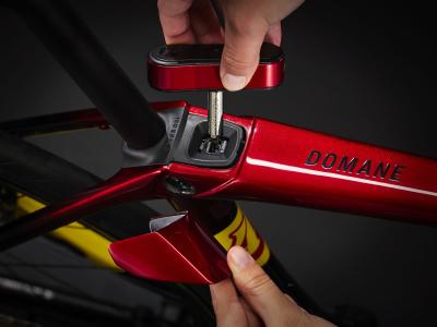 Trek Domane SLR 9 eTap 50 Metallic Red Smoke to Blue Sm Produktbild 20