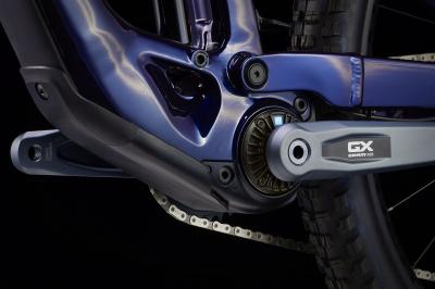  FUEL EXe 8 GX AXS EU L Rage Red to Deep Dark Blue Produktbild 14